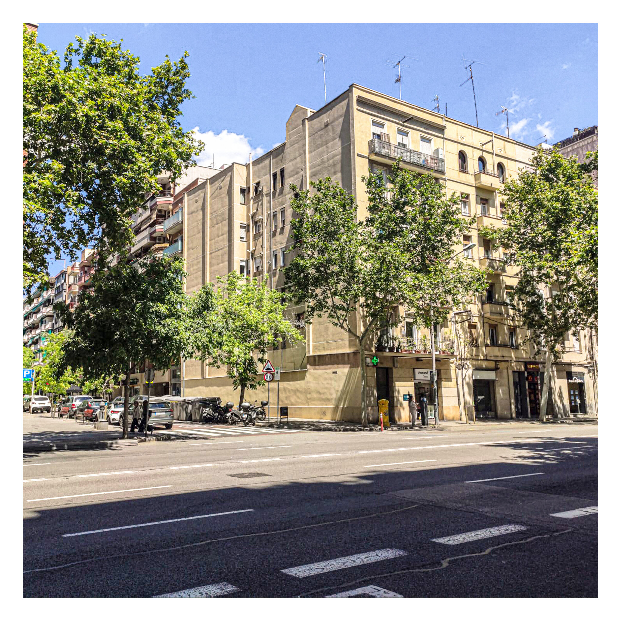 Urban Palette, Barcelona: proje alanındaki mevcut köşe yapının sokaktan görünüşü.