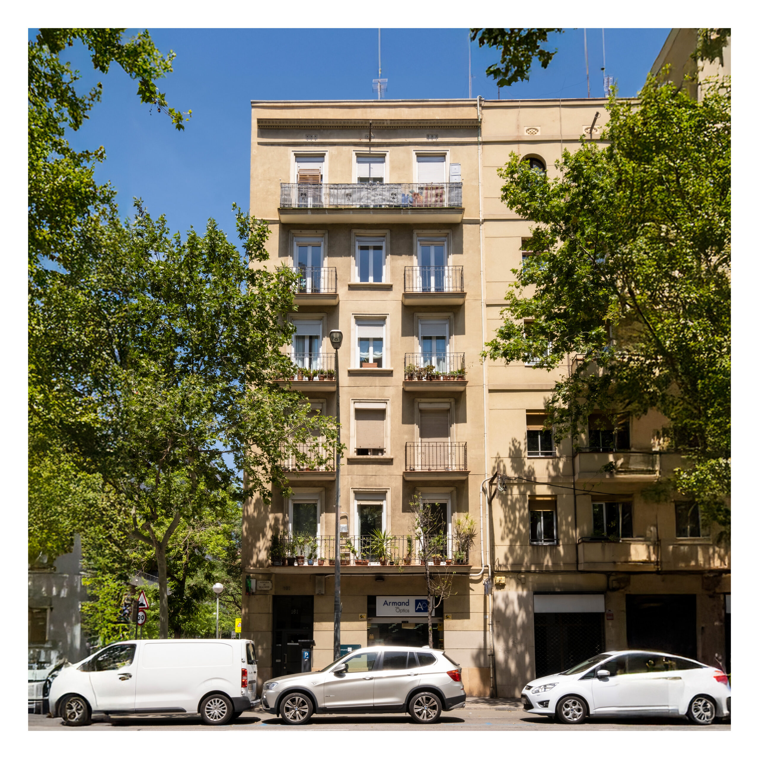 Urban Palette, Barcelona: mevcut yapı cephesinin ağaçlar arasından görünüşü.
